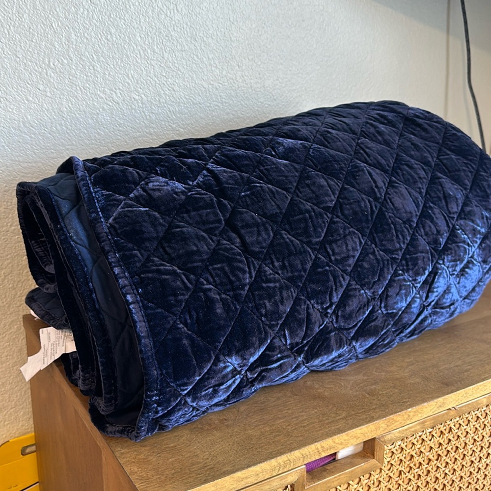 Pottery Barn — Stunning Deep Navy Quilt 💙